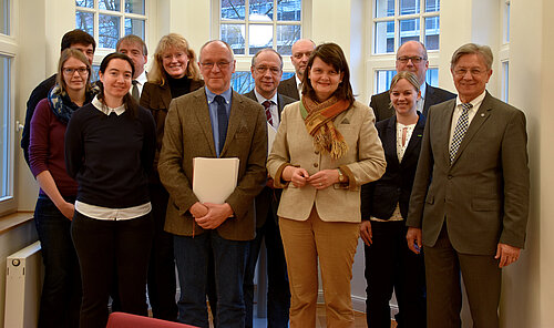 Dr. Maria Flachsbarth (Vierte von rechts) und Dr. Gerhard Greif mit den Projektbeteiligten nach der Übergabe der Bewilligungsbescheide. Foto: S. v. Brethorst