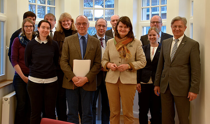 Dr. Maria Flachsbarth (Vierte von rechts) und Dr. Gerhard Greif mit den Projektbeteiligten nach der Übergabe der Bewilligungsbescheide. Foto: S. v. Brethorst