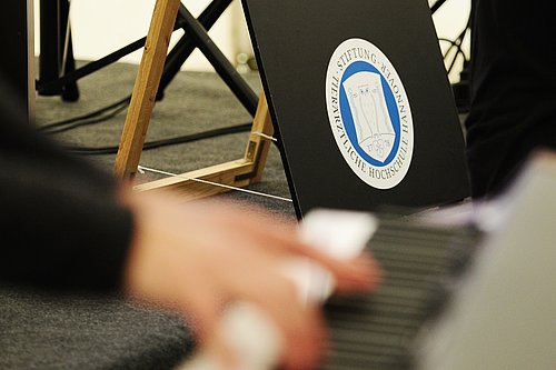 Konzert der Rocking Vets; im Vordergrund ein Klavier