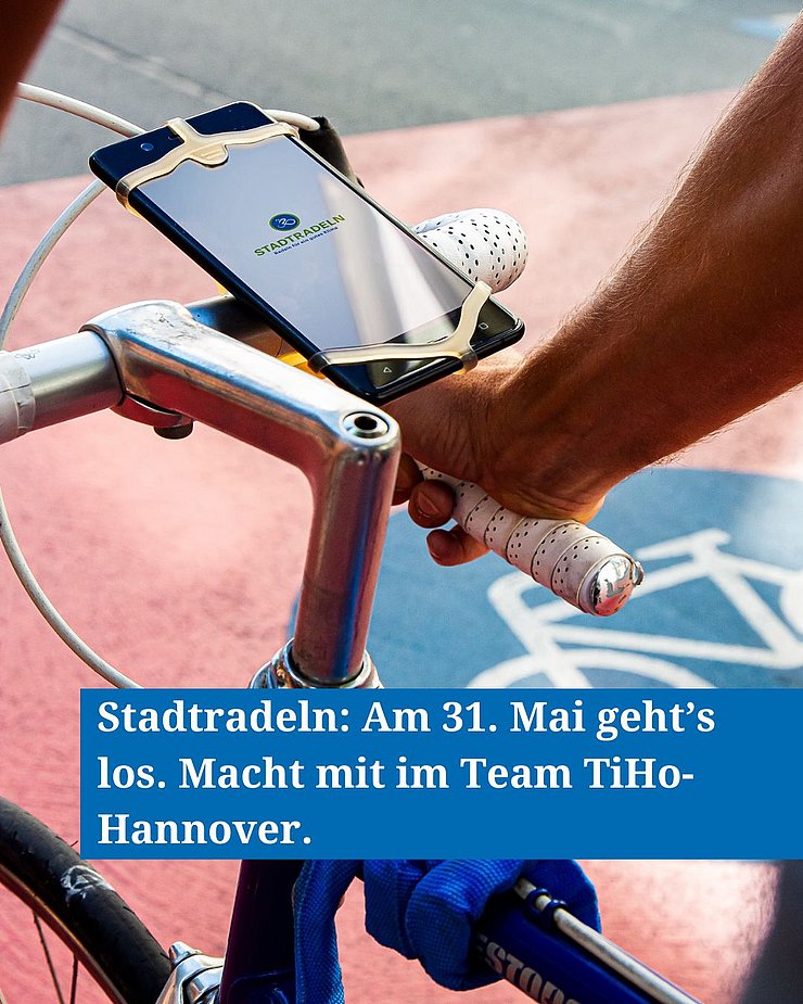 Blick auf einen Fahrradlenke und ein daran befestigtes Smartphone