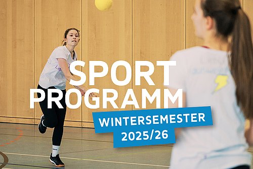 Zwei Sportlerinnen spielen Ball.