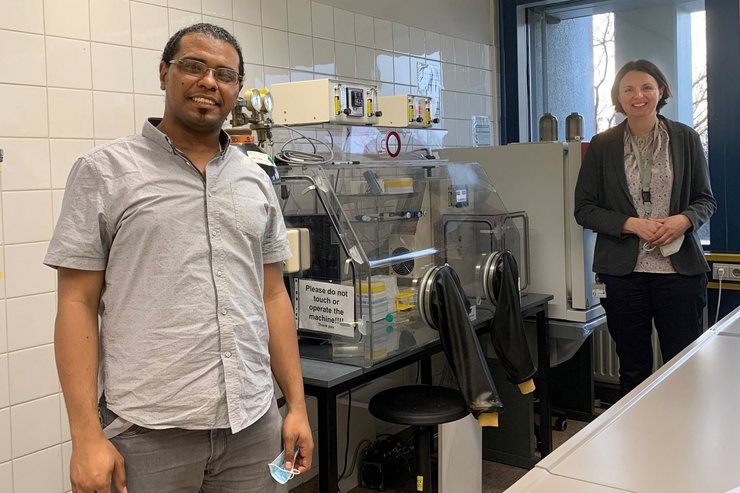 Ahmed Elmontaser Mohamed und Professorin Dr. Maren von Köckritz-Blickwede vor der Hypoxie-Glovebox. Ahmed Elmontaser Mohamed und Professorin Dr. Maren von Köckritz-Blickwede vor der Hypoxie-Glovebox.
