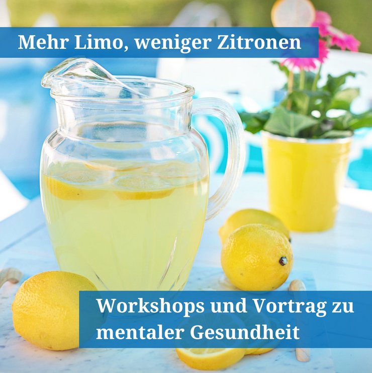 Zitronenlimonade in einer Karaffe auf einem Tisch.