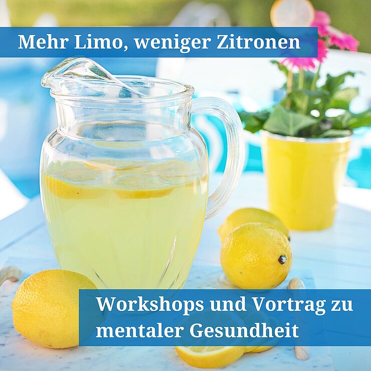 Zitronenlimonade in einer Karaffe auf einem Tisch.