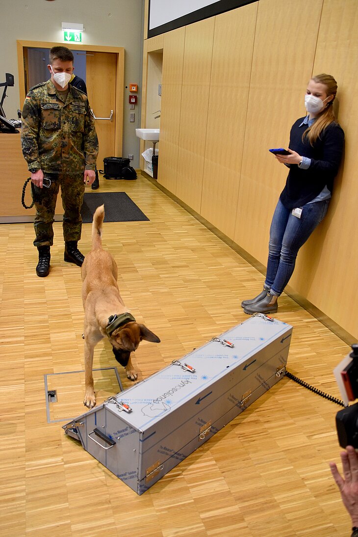 Pascal Baum, Schule für Diensthundewesen der Bundeswehr, und Paula Jendrny, Klinik für Kleintiere. 