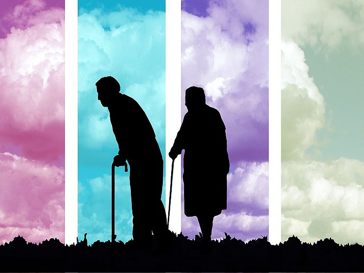 Silhouette von altem Paar auf buntem Hintergrund