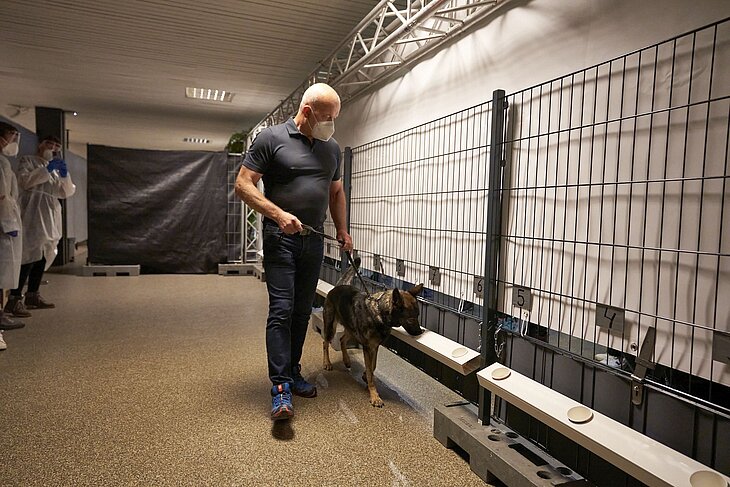 Hans Ebbers mit einem Corona-Spürhund vor Konzertbeginn