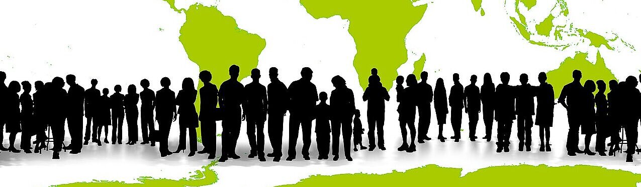 Menschen Silhouetten vor Weltkarte
