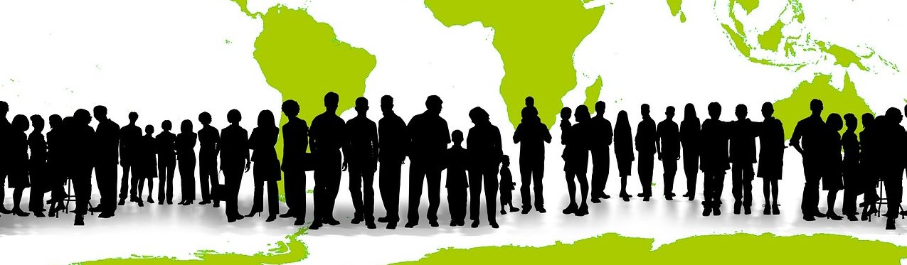 Menschen Silhouetten vor Weltkarte
