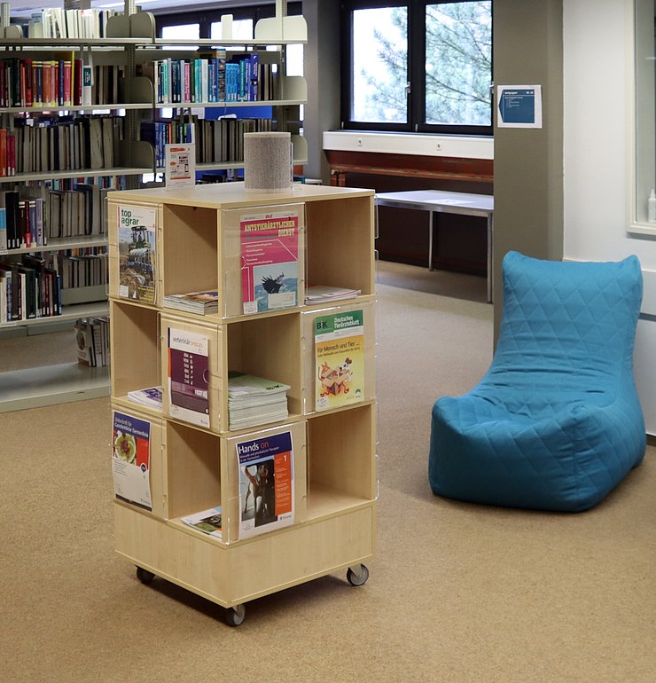 Lesesaal mit Aufsteller für die Zeitschriften