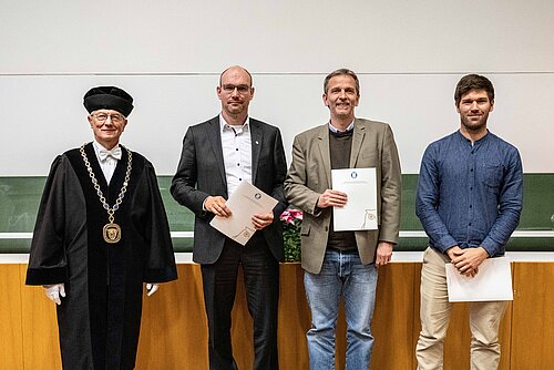 TiHo-Präsident Dr. Gerhard Greif mit den Preisträgern Professor Dr. Michael Pees, Professor Dr. Ralph Brehm und Dr. Christian Seiler. 