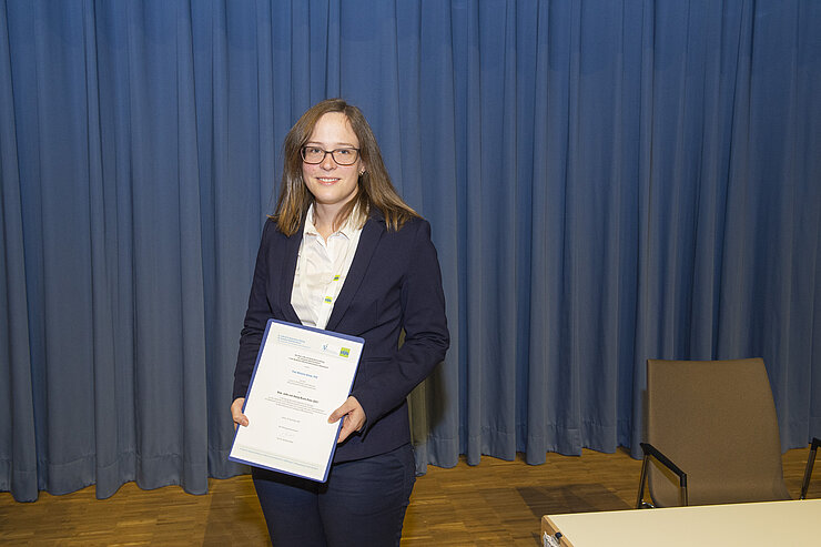 Foto von Frau Brede mit dem Preis