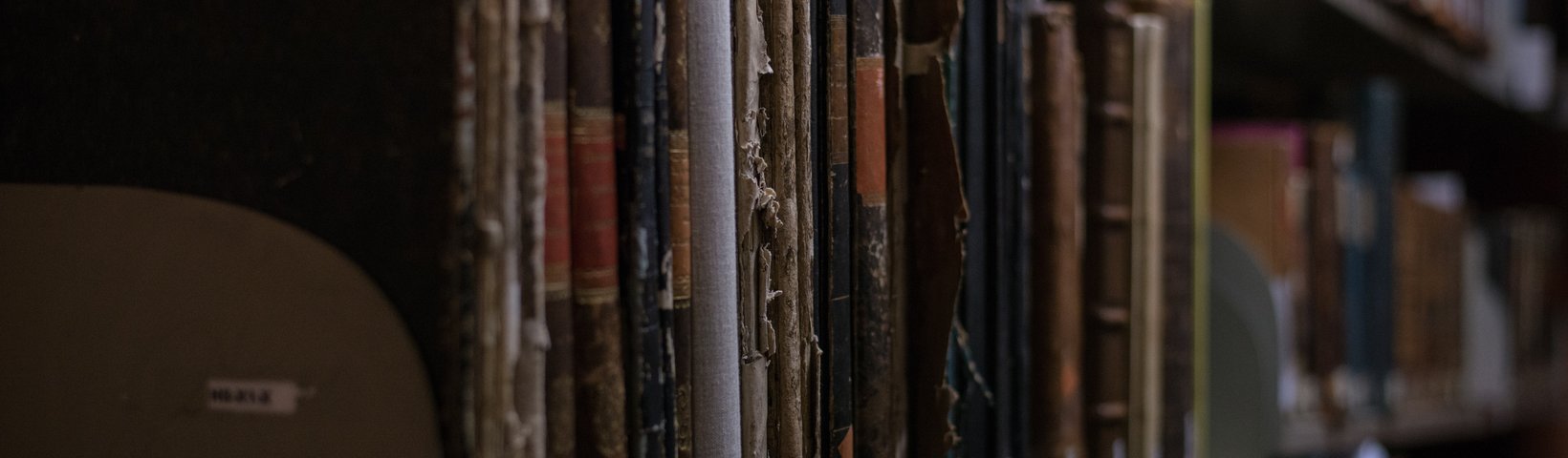 Zeitschriften und Buchrücken nebeneinander