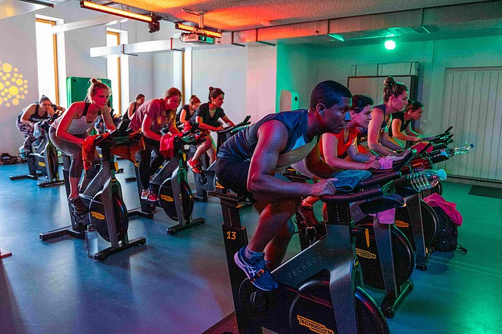 Sportler auf Standfahrrädern