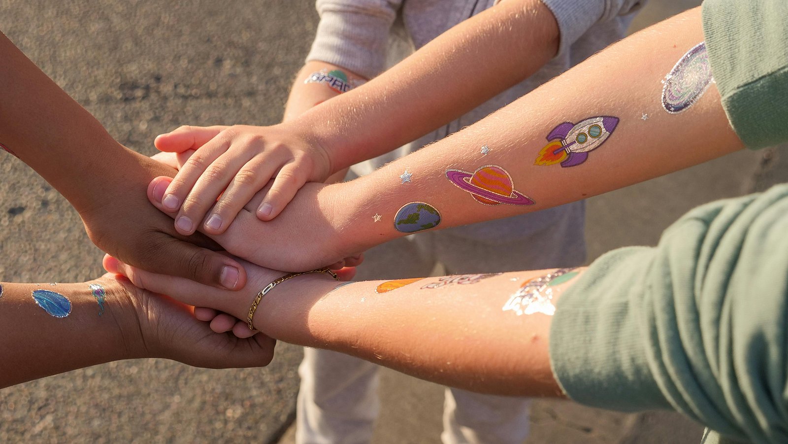 Kinderarme mit Tattoos