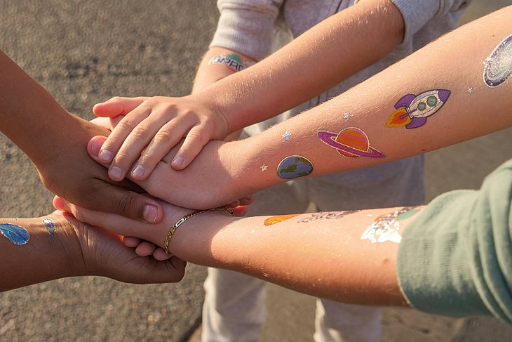 Kinderarme mit Tattoos