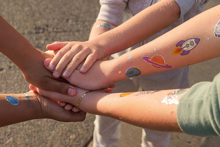 Kinderarme mit Tattoos