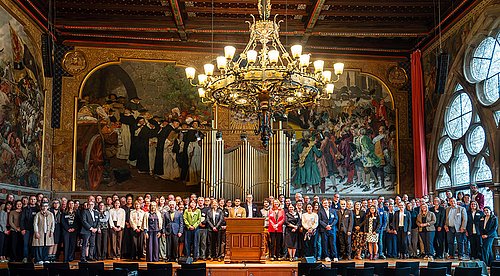 Gruppenbild in einem großen Saal