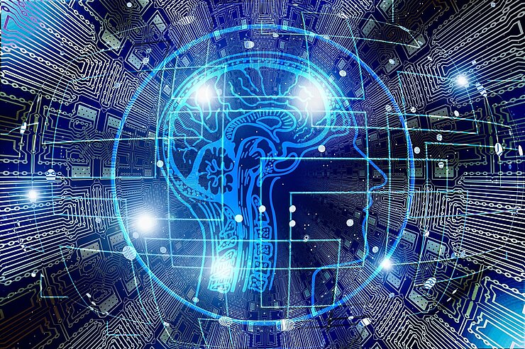 Netzwerk Eine schematische Zeichnung eines Menschenkopfs, im Hintgrund eine Leiterplatte