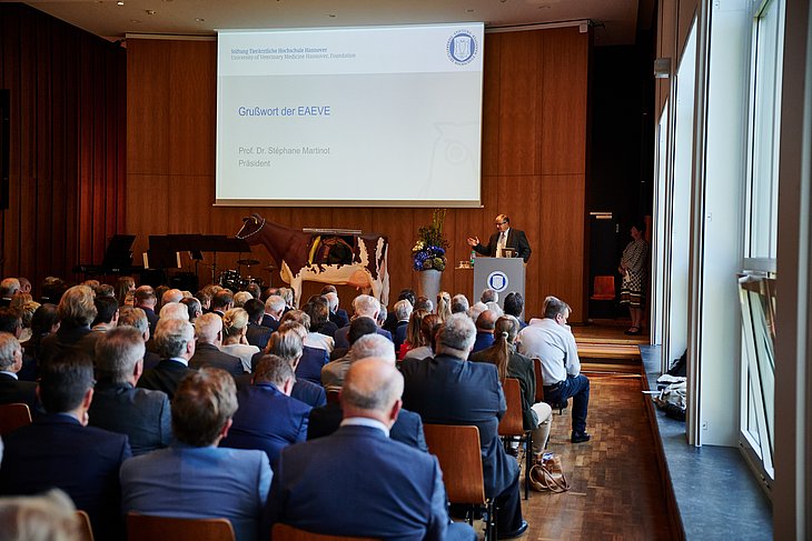 Professor Dr. Stéphane Martinot vor dem Publikum