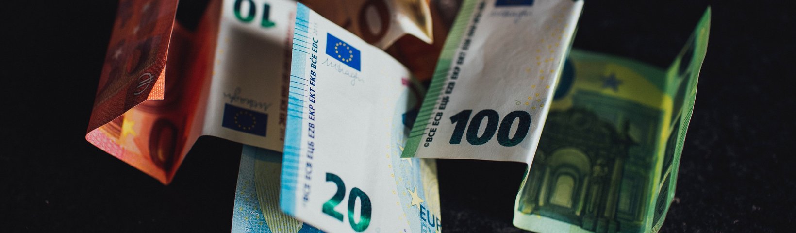 Euroscheine vor dunklem Hintergrund