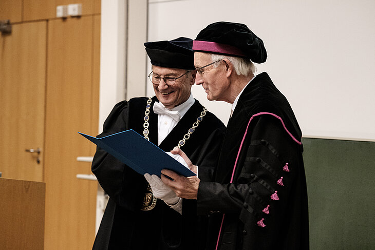 Professor Dr. Aart de Kruif setzte sich über sein Fachgebiet hinaus dafür ein, die tiermedizinische Lehre weiterzuentwickeln und zu verbessern. Dafür wurde er mit der Ehrendoktorwürde geehrt. Foto: Andreas Müller