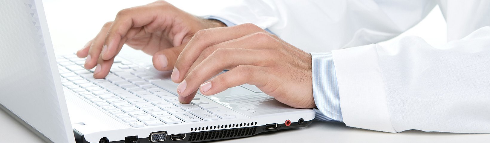 Hände über Laptoptastatur 