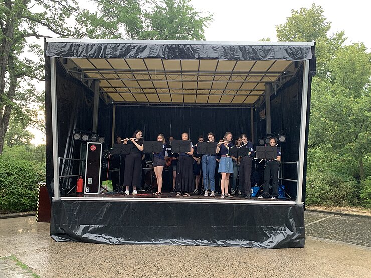 Die Rocking Vets beim TiHo Sommerfest im Regen auf der Bühne