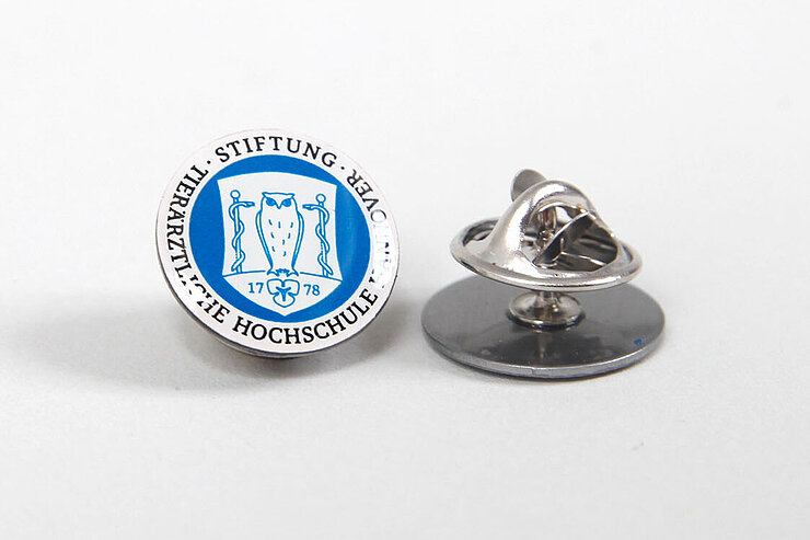 zwei Pins mit TiHo-Logo