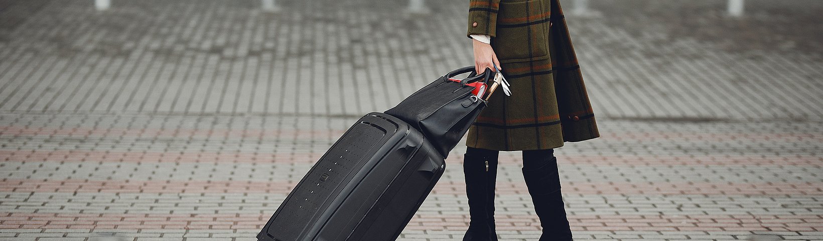 Eine Frau mit einem Koffer 