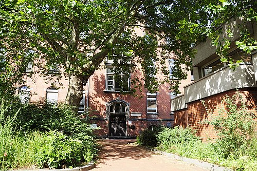 Eingang des Anatomischen Instituts