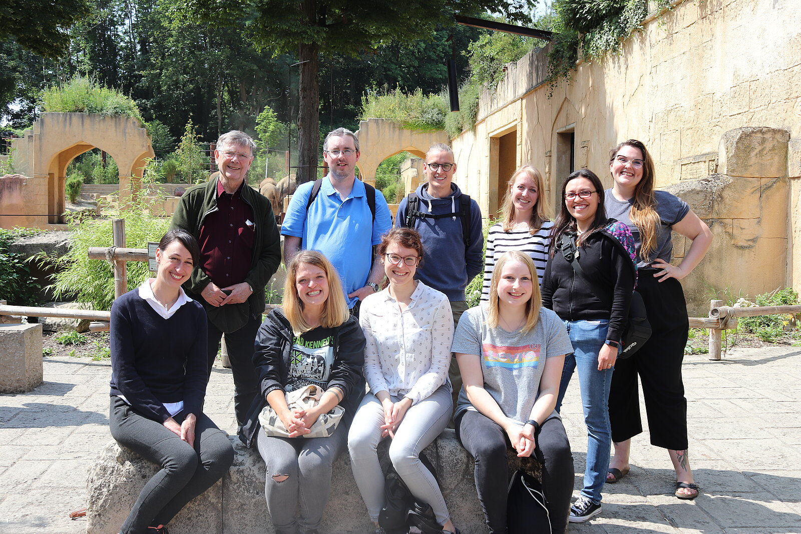 zu sehen ist die Arbeitsgruppe unter der Leitung von Prof. Osterhaus bei einem Besuch im Zoo Hannover