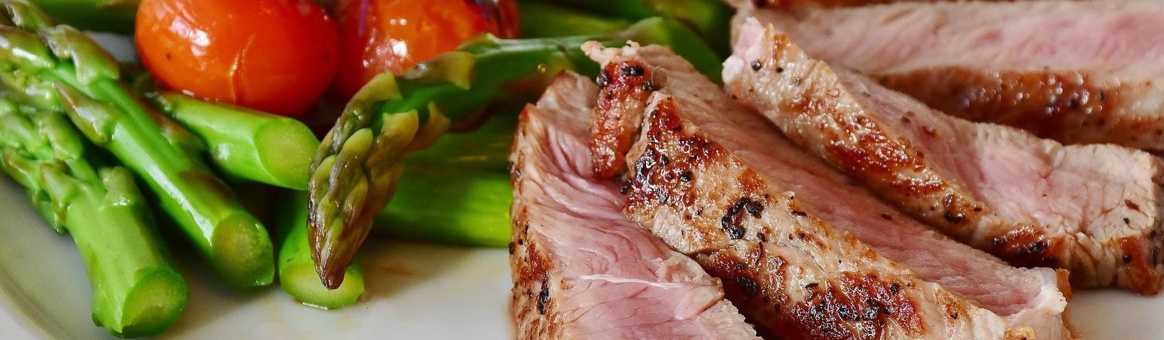 Teller mit Steak und Gemüse