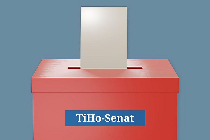 Rote Wahlurne mit Beschriftung