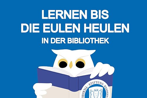 Eule blickt in Buch