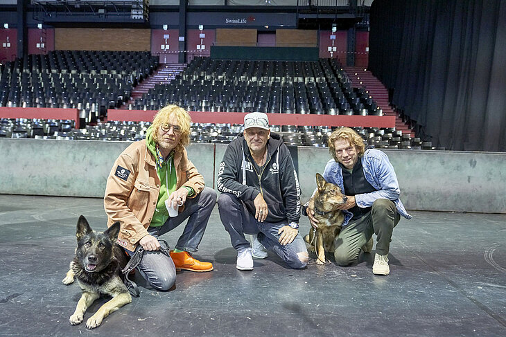 Christof Stein-Schneider, Kai Wingenfelder und Rainer Schumann mit den Spürhunden Anouka und Hund Poldi.