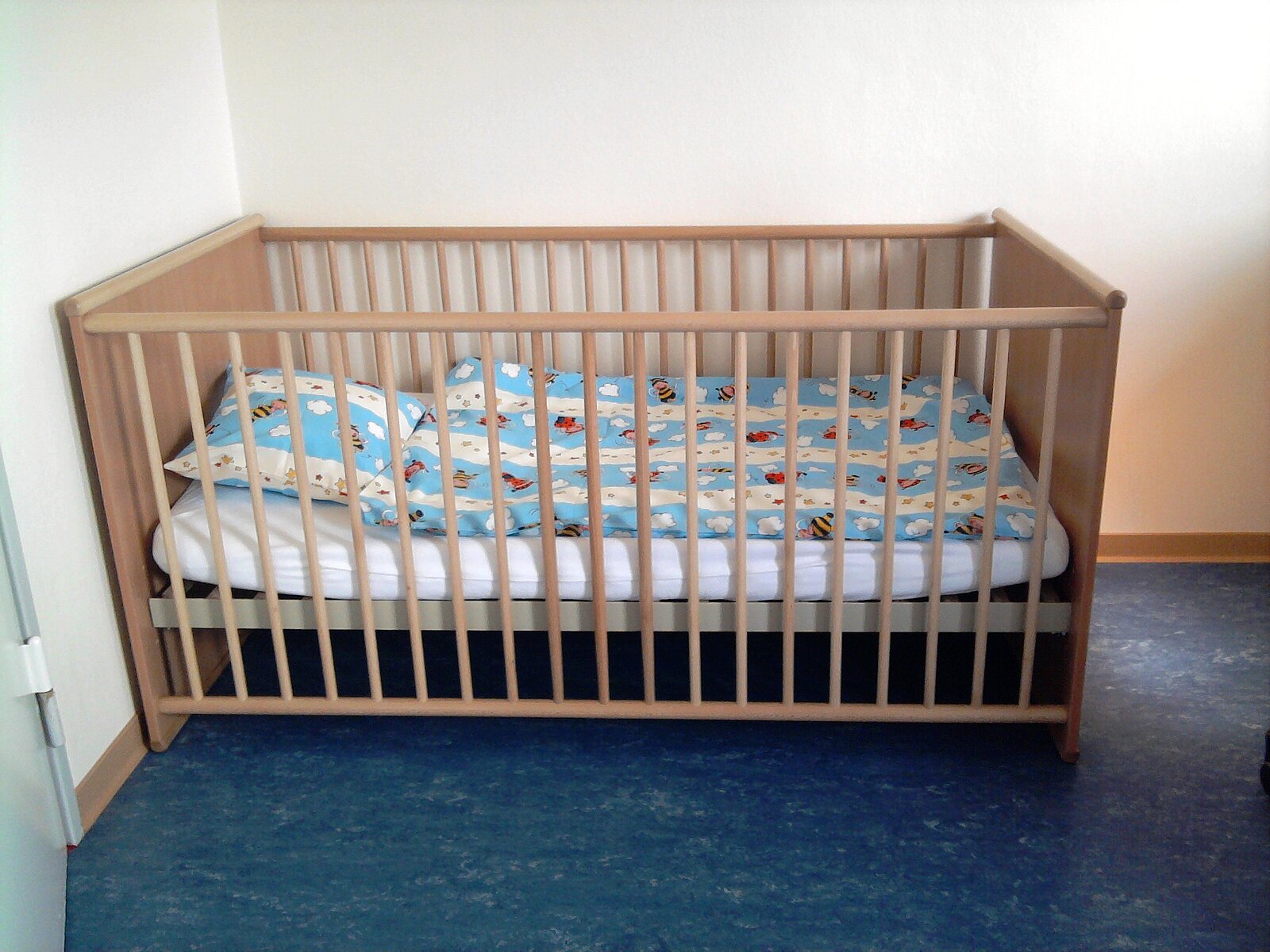 Kinderbett mit bunter Bettwäsche