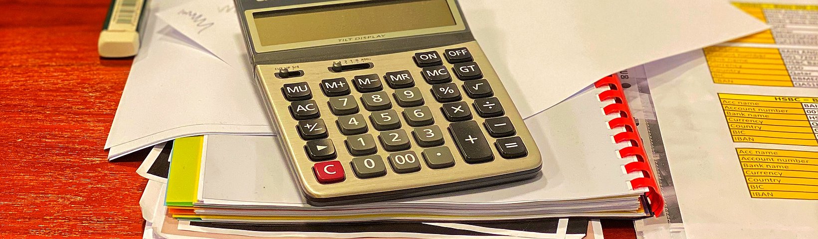 Ein Taschenrechner liegt auf Unterlagen 