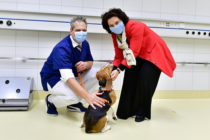 Professor Dr. Holger Volk und Dr. Carola Reimann mit Hund Djaka