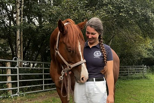 Dr. Jasmin Keller aus der Klinik für Pferde mit Pferd Cookie