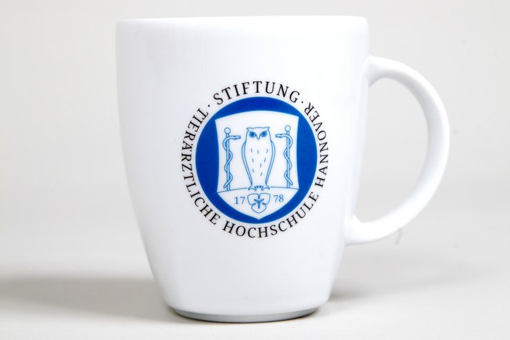 weiße Tasse mit TiHo-Logo