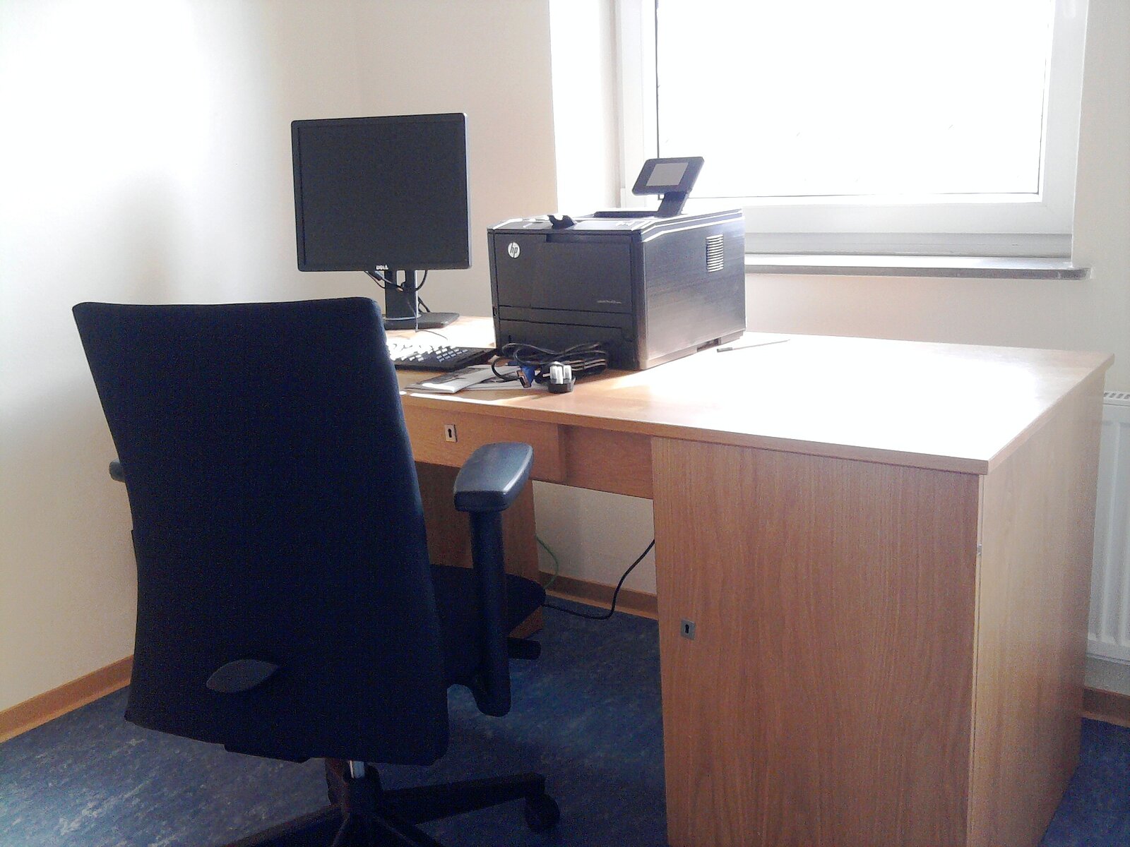 Schreibtisch, Bürostuhl, PC und Drucker