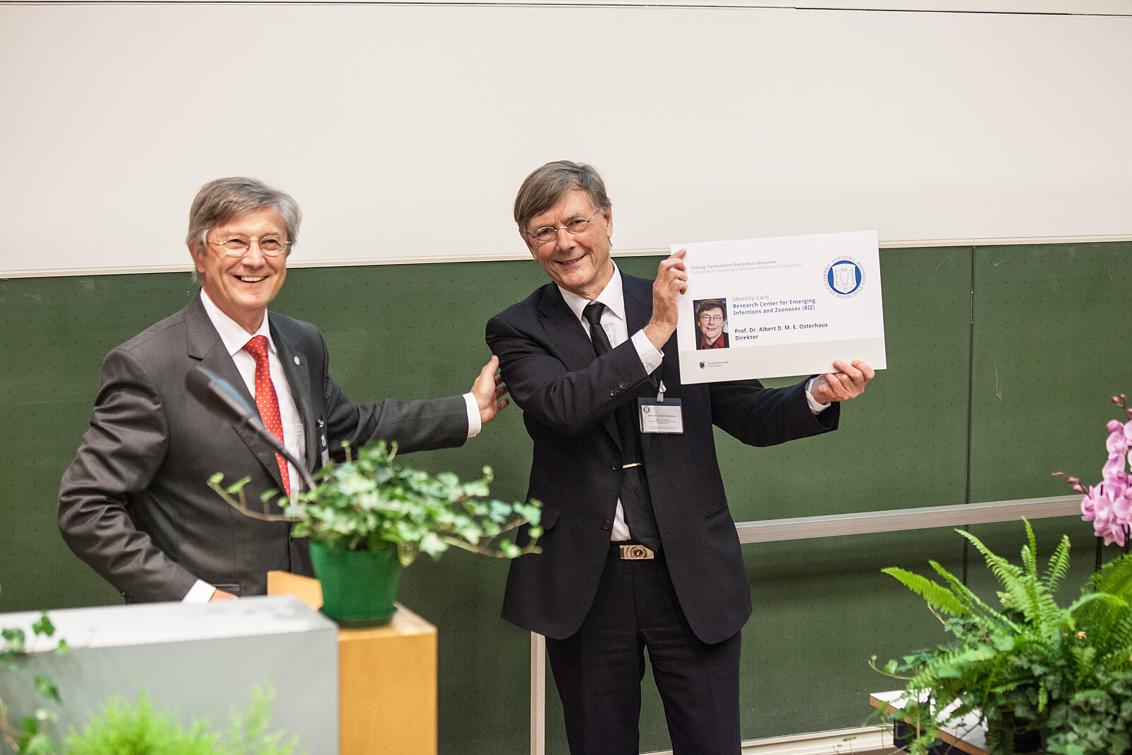 Eröffnung im Oktober 2014 durch den Gründungsdirektor und weltweit führenden Virologen Prof. Albert Osterhaus, PhD, DVM & TiHo-Präsidenten Dr. Dr. h. c. mult. Gerhard Greif