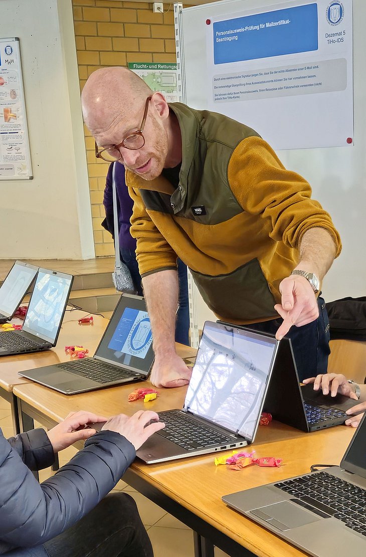 Jörn Dettmer von der IDS zeigt das Mail-Zertifikat
