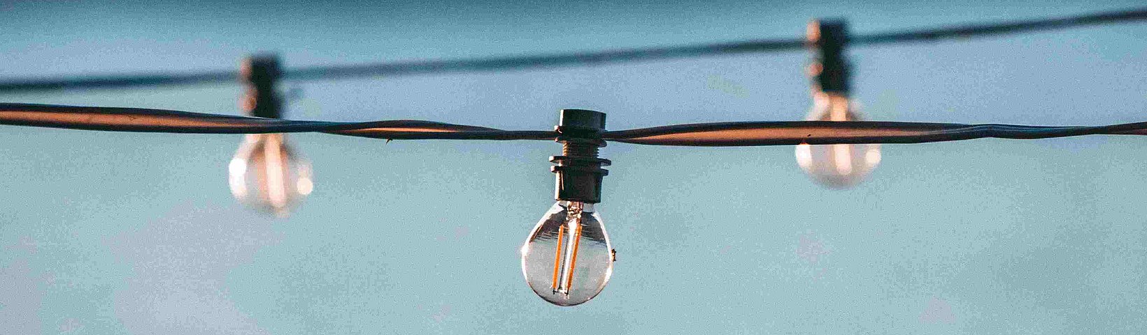 3 Glühbirnen an Kabel horizontal aufgereiht 