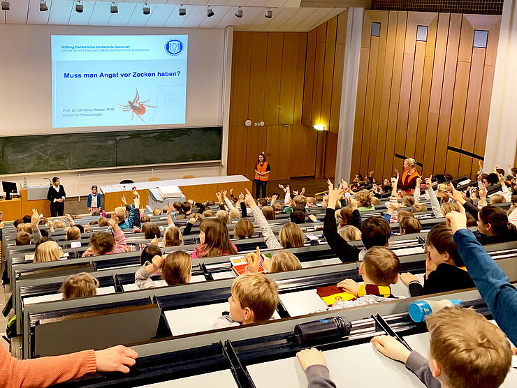 Kinder im Hörsaal