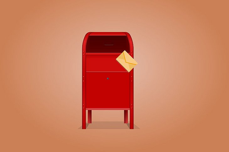 Roter Postkasten und gelber Briefumschlag