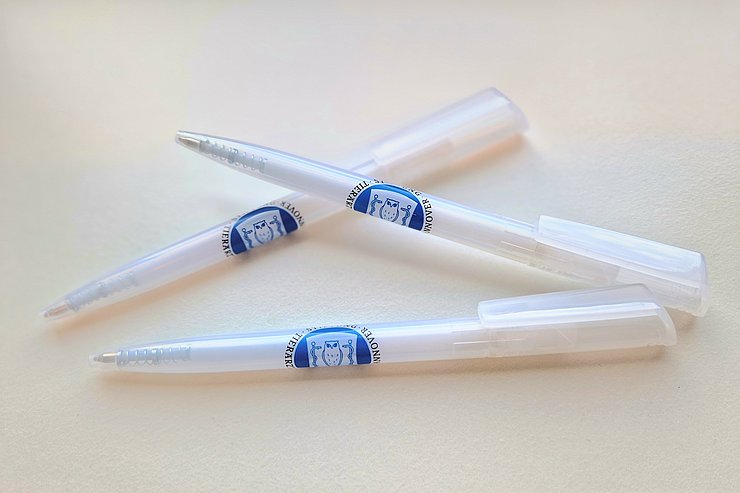 Transparente Kugelschreiber mit TiHo-Logo